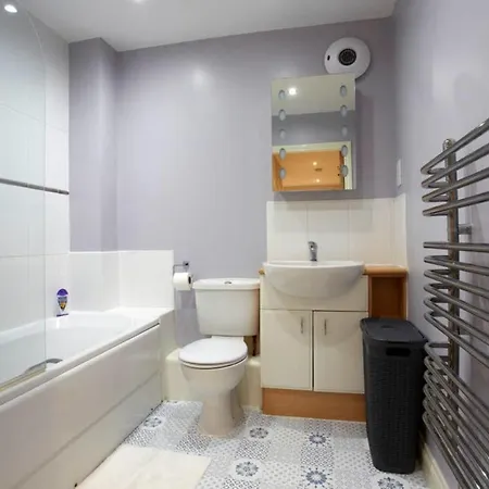 - The Burton Stone - With Parking יורק